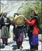 1998 _180534_women_drumming150