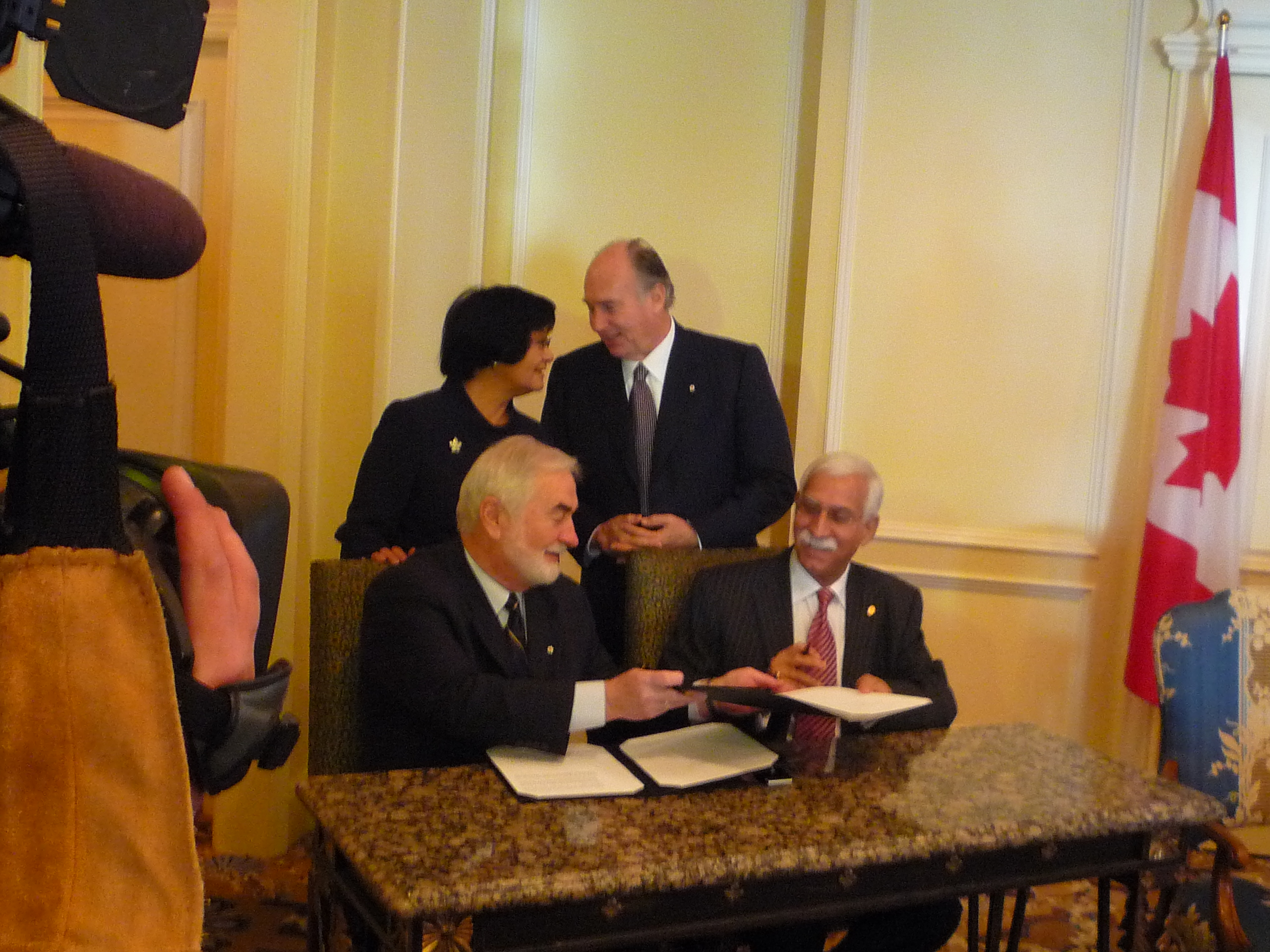 20081123 Canada Toronto McMaster AKU MOUd