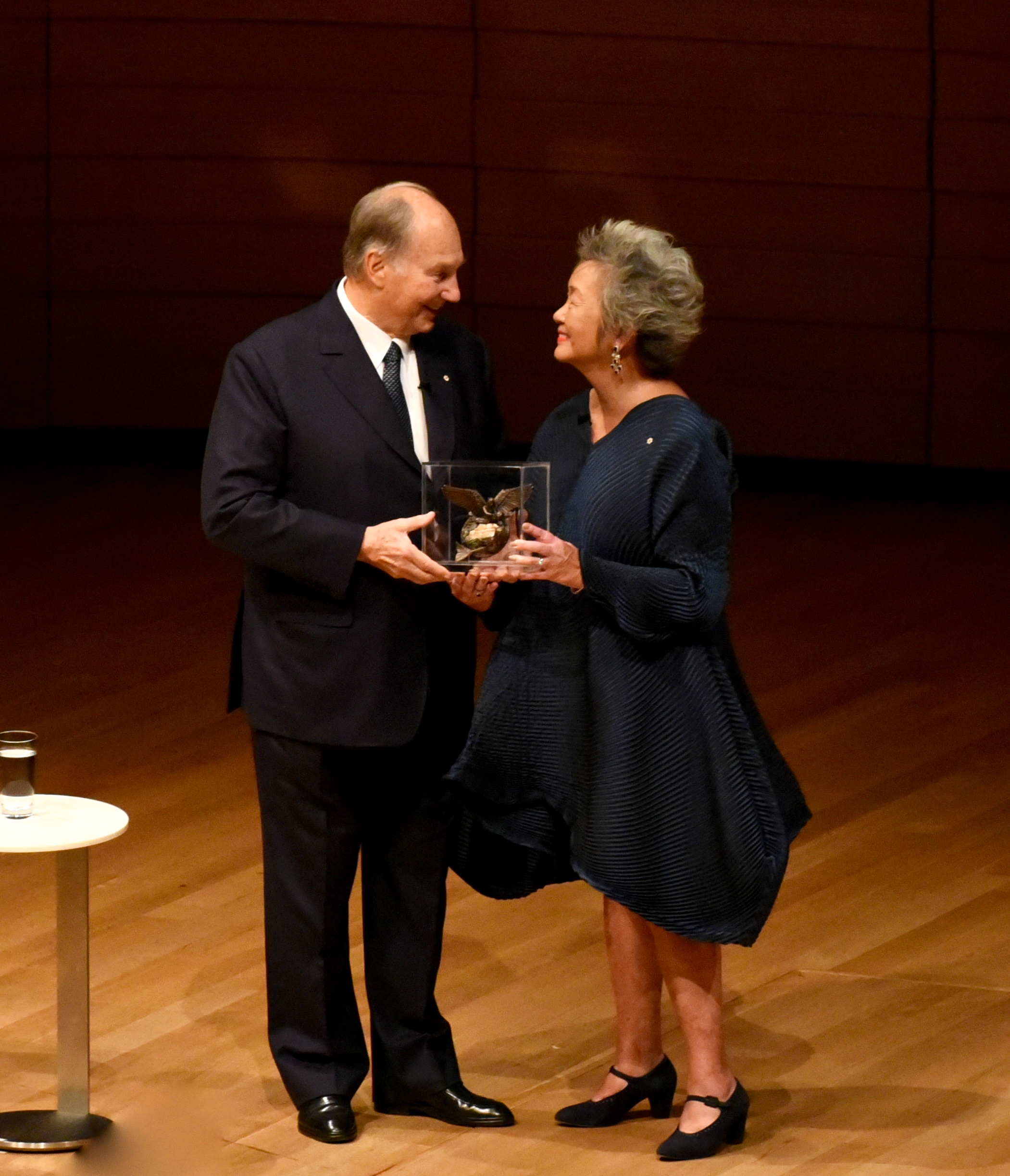 H.H. The Aga Khan Accepting The Prize From Adrienne Clarkson
