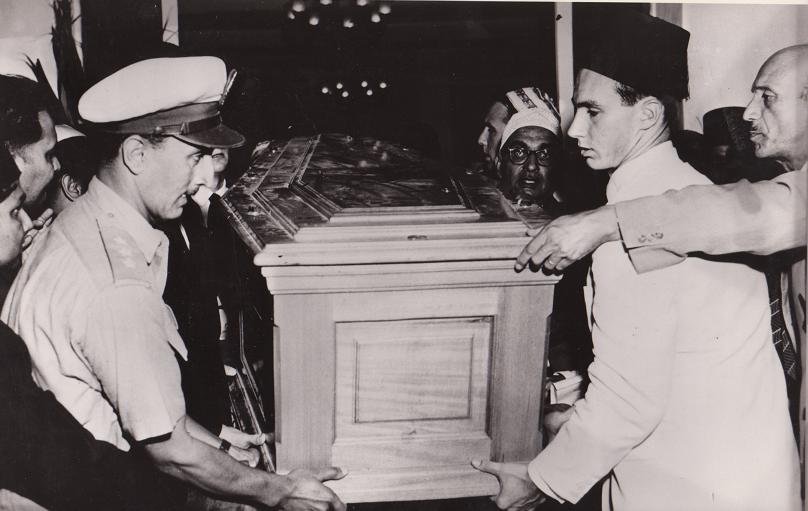 Aga Khan Iii 08 Hazar Imam Carrying Coffin