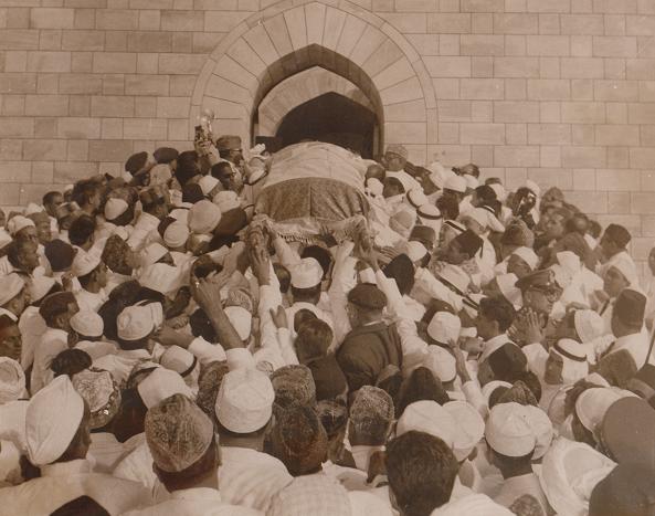 Aga Khan Iii 17 Crowd Carries Coffin