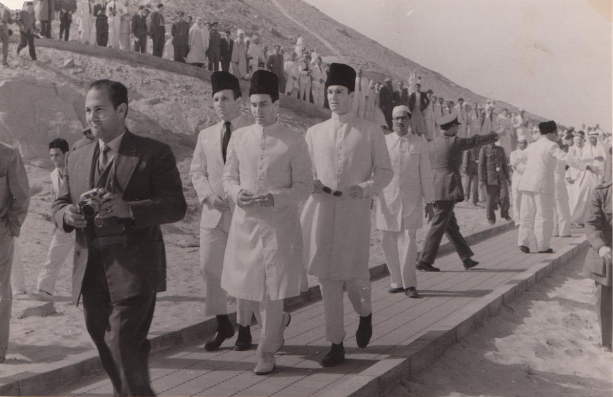 Aga Khan Iii 20 Aswan Family Walking